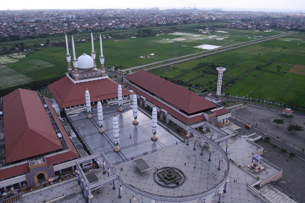 Bermacam arsitektur bangunan unik dan modern di Indonesia 