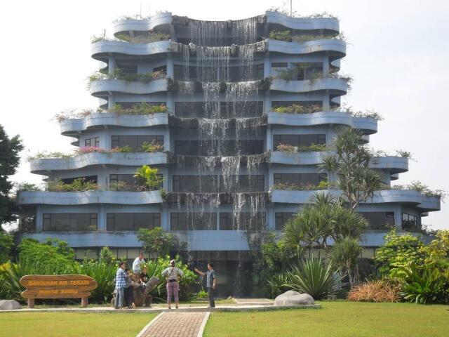 bermacam arsitektur bangunan unik dan modern di Indonesia