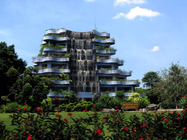bermacam arsitektur bangunan unik dan modern di Indonesia