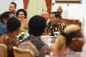 Ha..Ha..Ha.. Ketika di DPR PANAS, di istana Jokowi Ngakak Lepas, Neh FOTO nya..