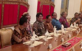 Ha..Ha..Ha.. Ketika di DPR PANAS, di istana Jokowi Ngakak Lepas, Neh FOTO nya..
