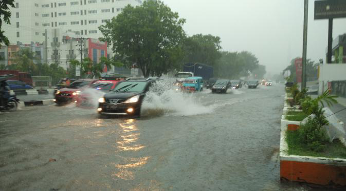 Makassar Hujan Semalaman Kawasan Pantai Losari Banjir...