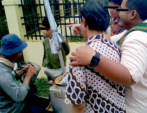 Gara-Gara Tidak Mau Beli, 10 Pria Kepung Tukang Gulali di Kebon Jeruk Jakarta Barat 