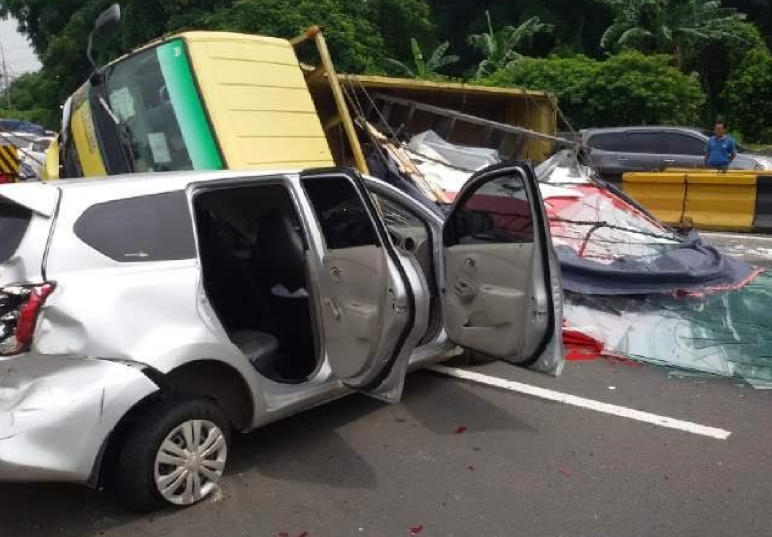Begini Penampakan Dahsyatnya Kecelakaan 6 Kendaraan di Km 1 Tol Jagorawi