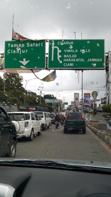 Menuju ke Lokasi Wisata Puncak Bogor Adalah Perjuangan, Macet Macet dan Macet