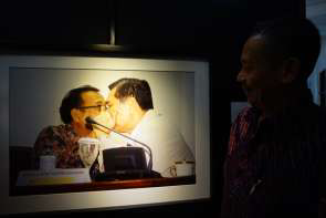 Jokowi Tertawa Lihat Foto Menterinya !!