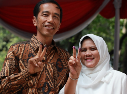 Serius nanya : Ibu Iriana Jokowi itu pakai kerudung gak sih