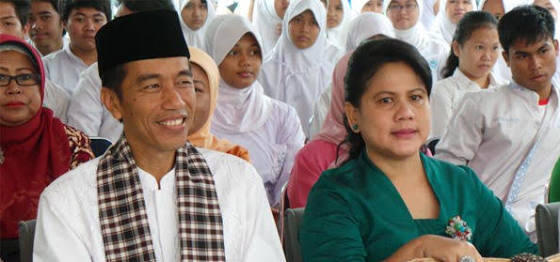 Serius nanya : Ibu Iriana Jokowi itu pakai kerudung gak sih