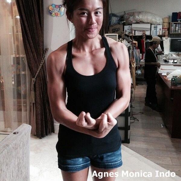 Waduh! Poster Agnes Monica Dibakar Para Fans di Bulukumba.