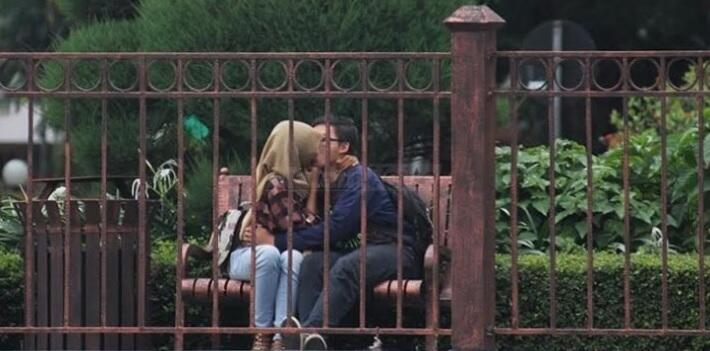 ABG French Kiss di Taman Tugu Malang, Walikotanya Sewot #Mupeng 