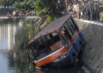 20 Sopir Metromini Cegat Bus Sekolah di Koja karena Emosi