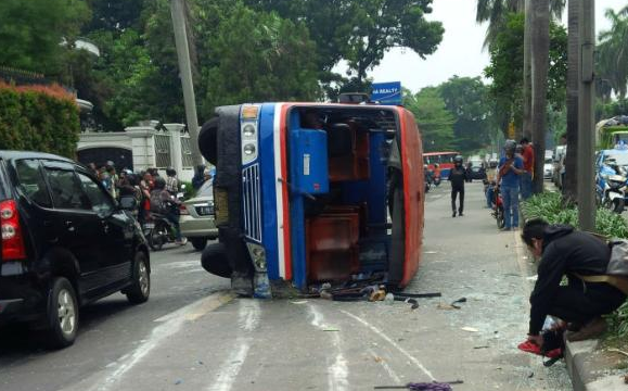 20 Sopir Metromini Cegat Bus Sekolah di Koja karena Emosi