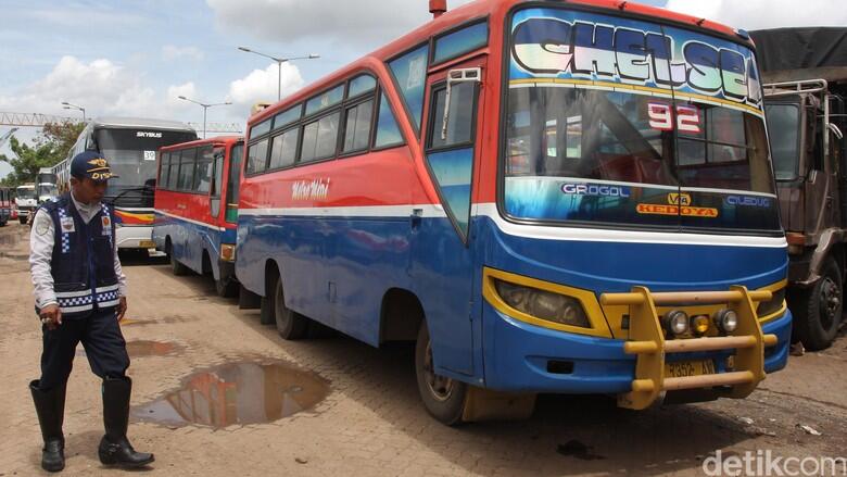 Dari 2.270 Tweeps, 88% Ingin Metromini Mogok Selamanya