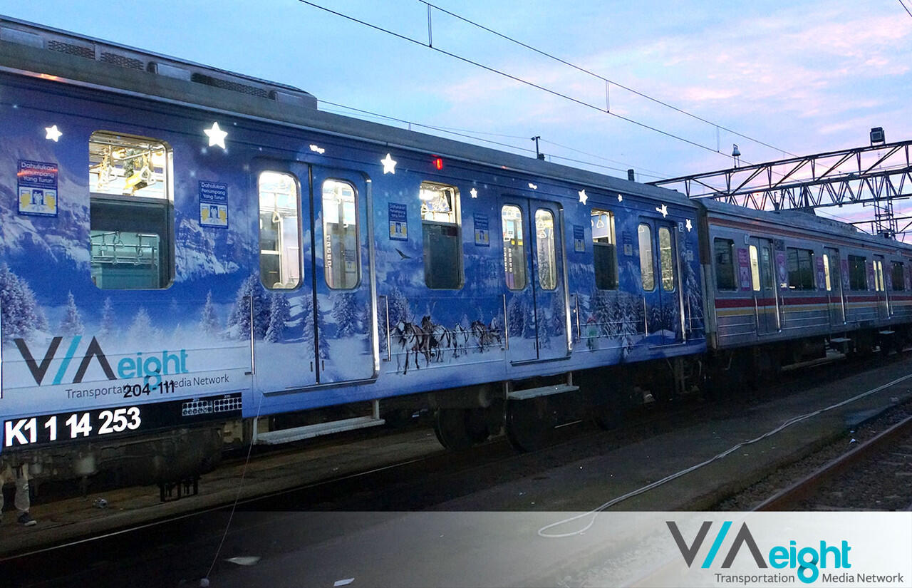 WOW, Dekorasi Natal Menghiasi KRL Commuter