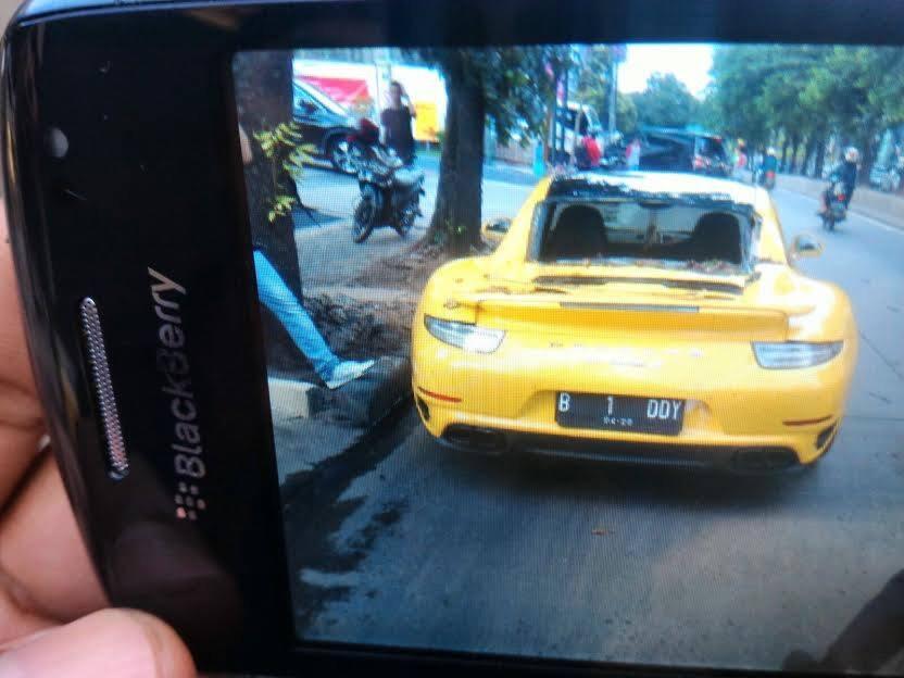 Jeger! Pohon Tumbang, Super Car Ringsek, Nih Foto