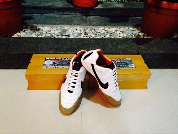 FMFootyMania: Sepatu Futsal dan Bola yang Bisa Kamu Desain Sendiri