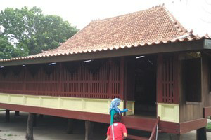 Ini Dia Bentuk Asli Rumah di Gambar Uang Rp 10 Ribu