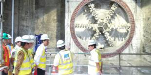 info Penting : Jokowi Tinjau mesin BOR yg baru tiba di stasiun bawah tanah senayan..