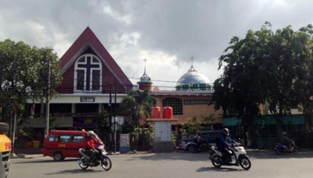 Indahnya Toleransi: Masjid dan Gereja Berdempetan di Priok