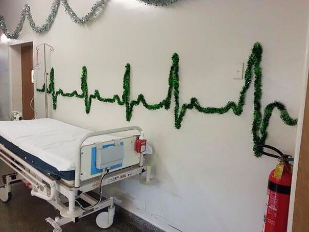Sambut Natal, rumah sakit ini pakai peralatan medis jadi hiasan Natal!