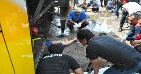 Kernet Bus Tewas Terlindas saat Perbaiki Mesin
