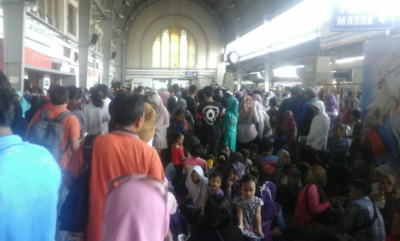 &#91;HOT NEWS&#93; Stasiun Jakarta Kota Diserang Massa !!