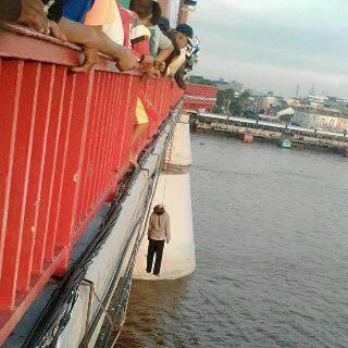 Breaking News! Ditemukan Tewas Gantung Diri Di Ampera (Palembang)