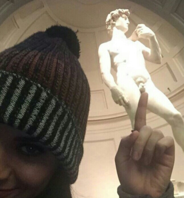 Foto Gokil Sama Patung Yang Bikin Geleng-Geleng Kepala