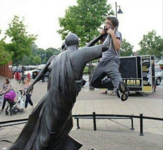 Foto Gokil Sama Patung Yang Bikin Geleng-Geleng Kepala