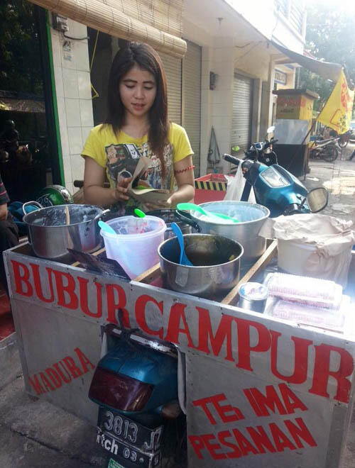  Heboh!! Tukang Bubur Cantik dari Surabaya, Alisnya Paripurna 