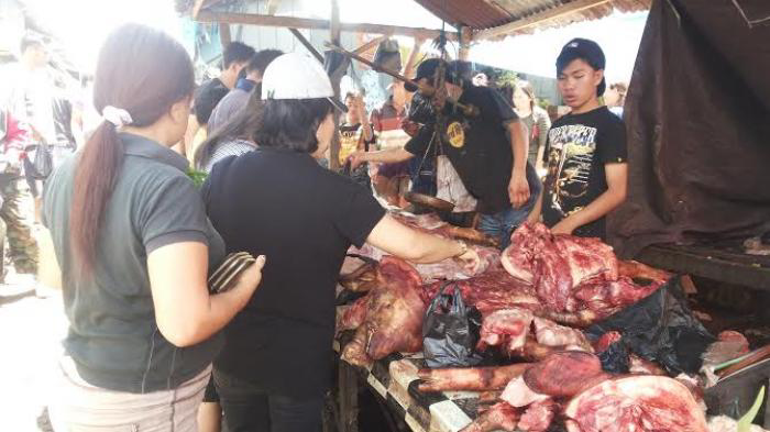 BERKAH NATAL Omset Pedagang Babi Meroket di Bitung Capai Rp 1,5 Milyar...