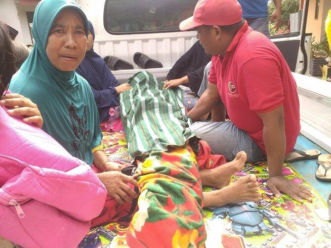 Dilarang pakai ambulans, jasad Denggang diangkut mobil ikan