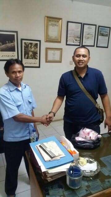 SALUT GAN!!! Sopir Taksi Jujur ini Kembalikan Uang Penumpang Ratusan Juta Rupiah