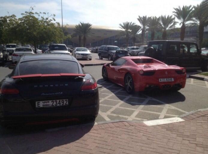 kampus siapa nih...? isi parkirannya Ferrari, Porsche Dkk