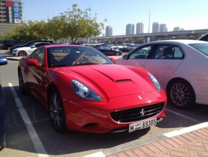kampus siapa nih...? isi parkirannya Ferrari, Porsche Dkk