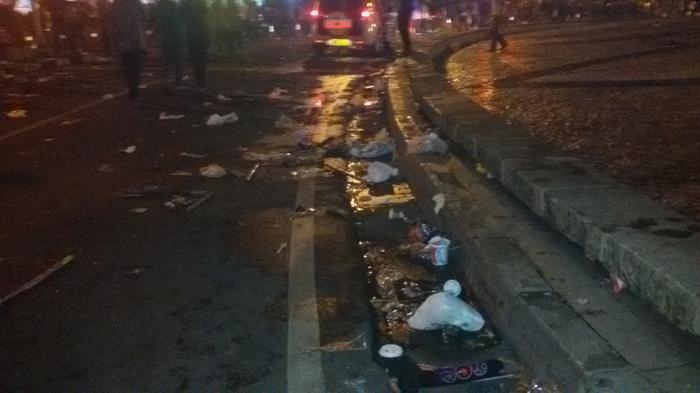 Sudah Menjadi Tradisi, Pasca Perayaan Tahun Baru Pasti Meninggalkan Sampah