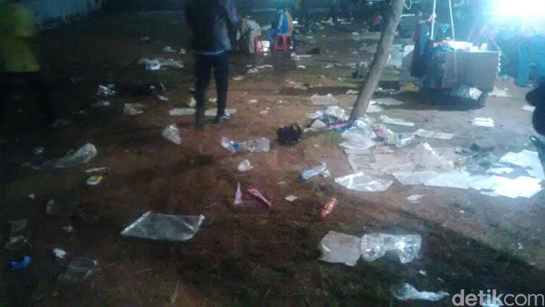 Sudah Menjadi Tradisi, Pasca Perayaan Tahun Baru Pasti Meninggalkan Sampah