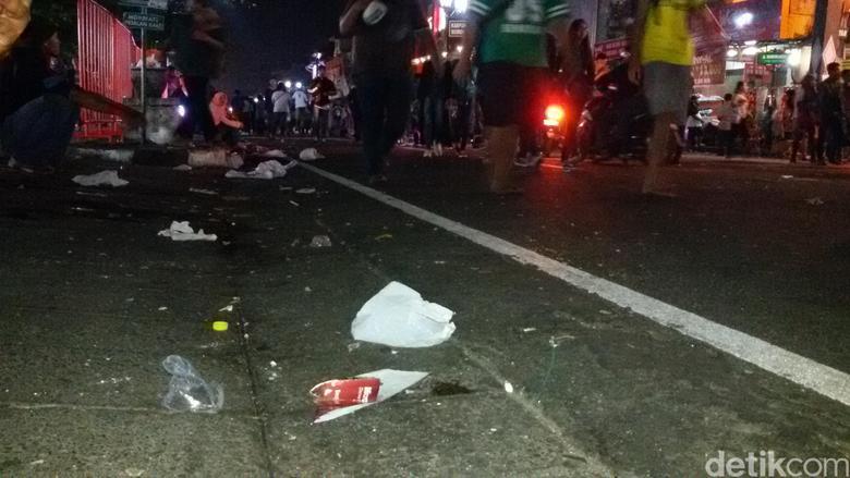 Sudah Menjadi Tradisi, Pasca Perayaan Tahun Baru Pasti Meninggalkan Sampah