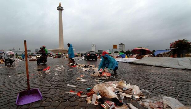Sudah Menjadi Tradisi, Pasca Perayaan Tahun Baru Pasti Meninggalkan Sampah