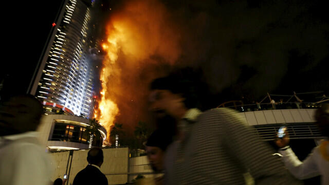 (HOT) menara tertinggi di dunia burj khalifa kebakaran