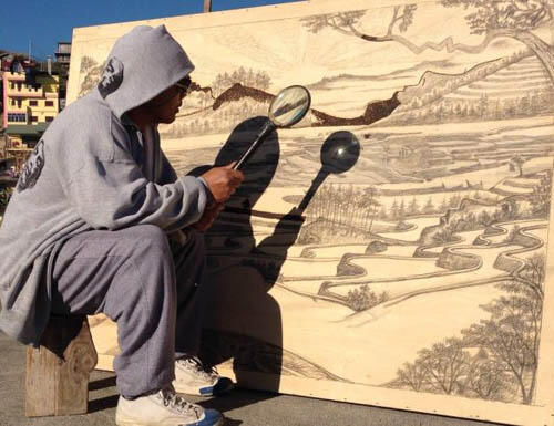 Keren!! Pelukis Ini Melukis Hanya dengan Kaca Pembesar