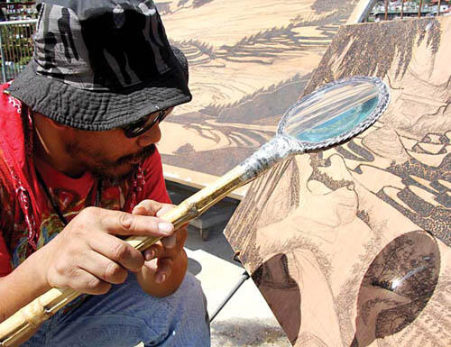 Keren!! Pelukis Ini Melukis Hanya dengan Kaca Pembesar