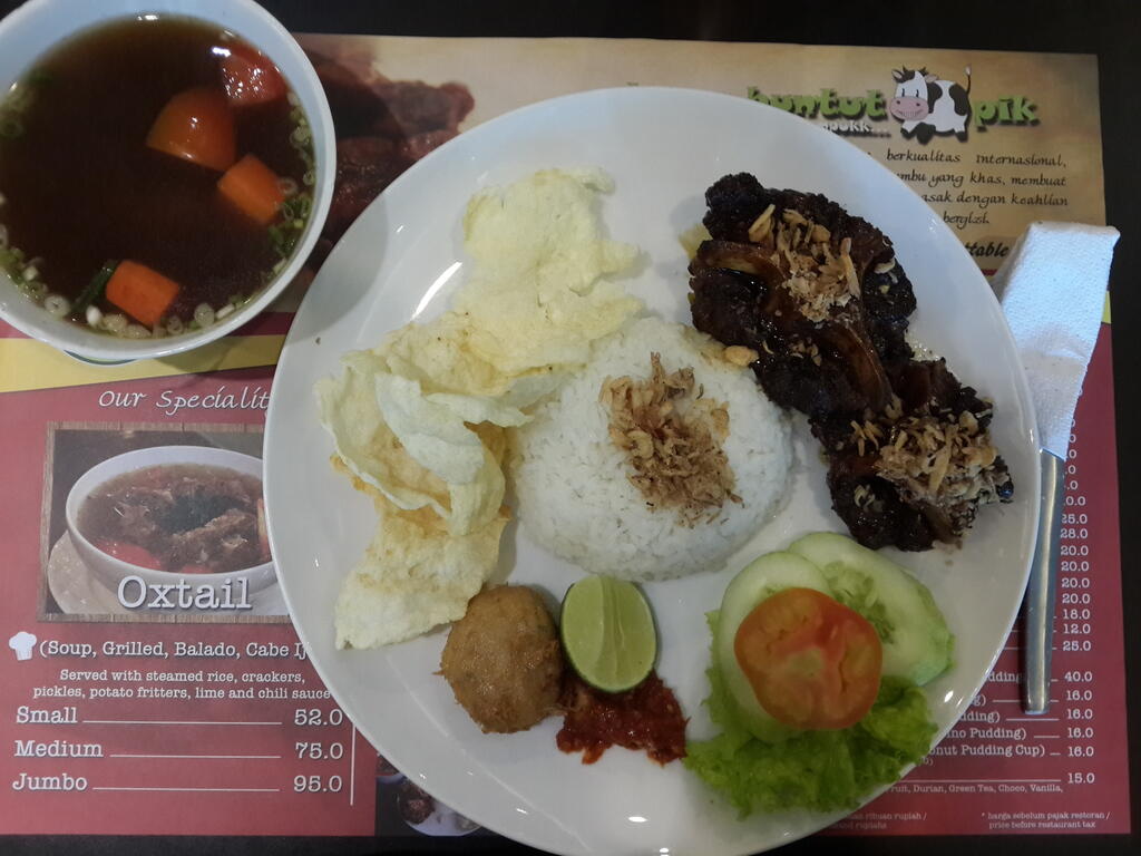 6 Tempat Makan Sop Buntut di Jakarta Paling Maknyus