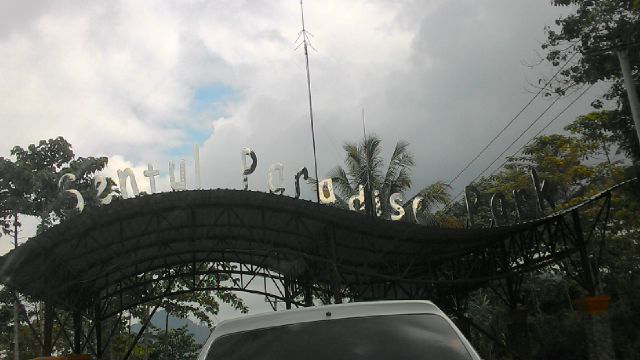 Catper Pesona Curug Bidadari hingga Jatuhnya Pemuda di Trotoar Bogor