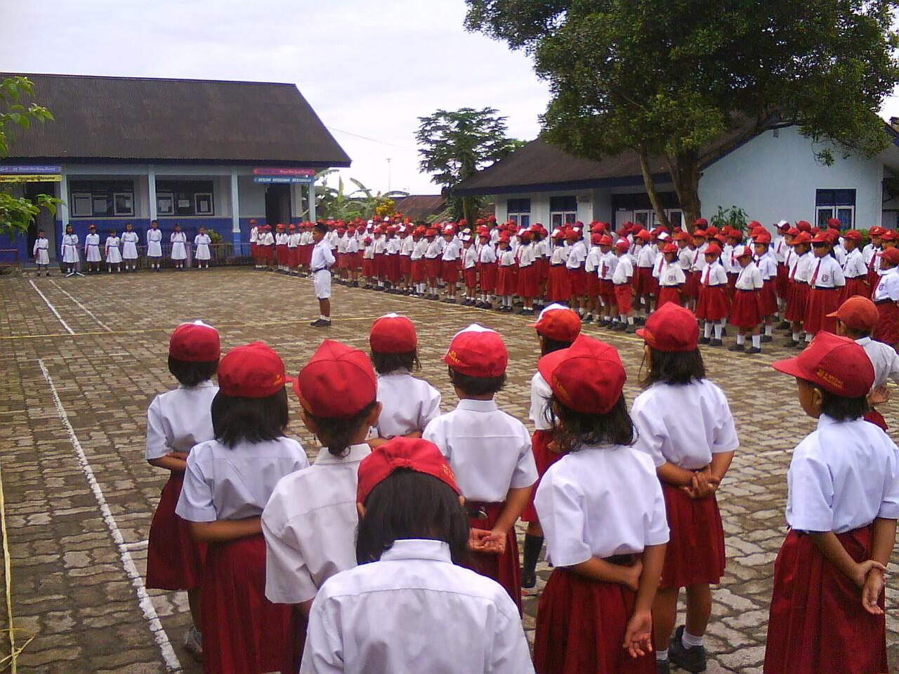 Suka duka upacara paling belakang
