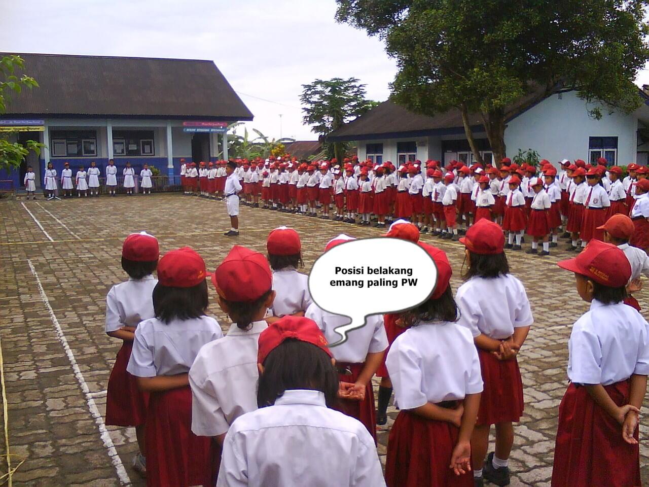 Suka duka upacara paling belakang