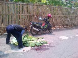 Usai Banting Helm, Endro Gorok Lehernya Sendiri di Tengah Jalan