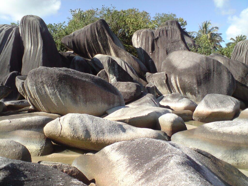 Alif Stone Park Dan Misteri Batu Megalitik Di Pantai Natuna