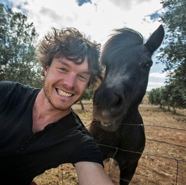 Allan Dixon: Selfie Ria gak harus ama pacar (no jomlo!)