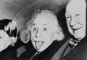 Misteri Dibalik Kenapa Foto Albert Einstein Menjulurkan Lidahnya